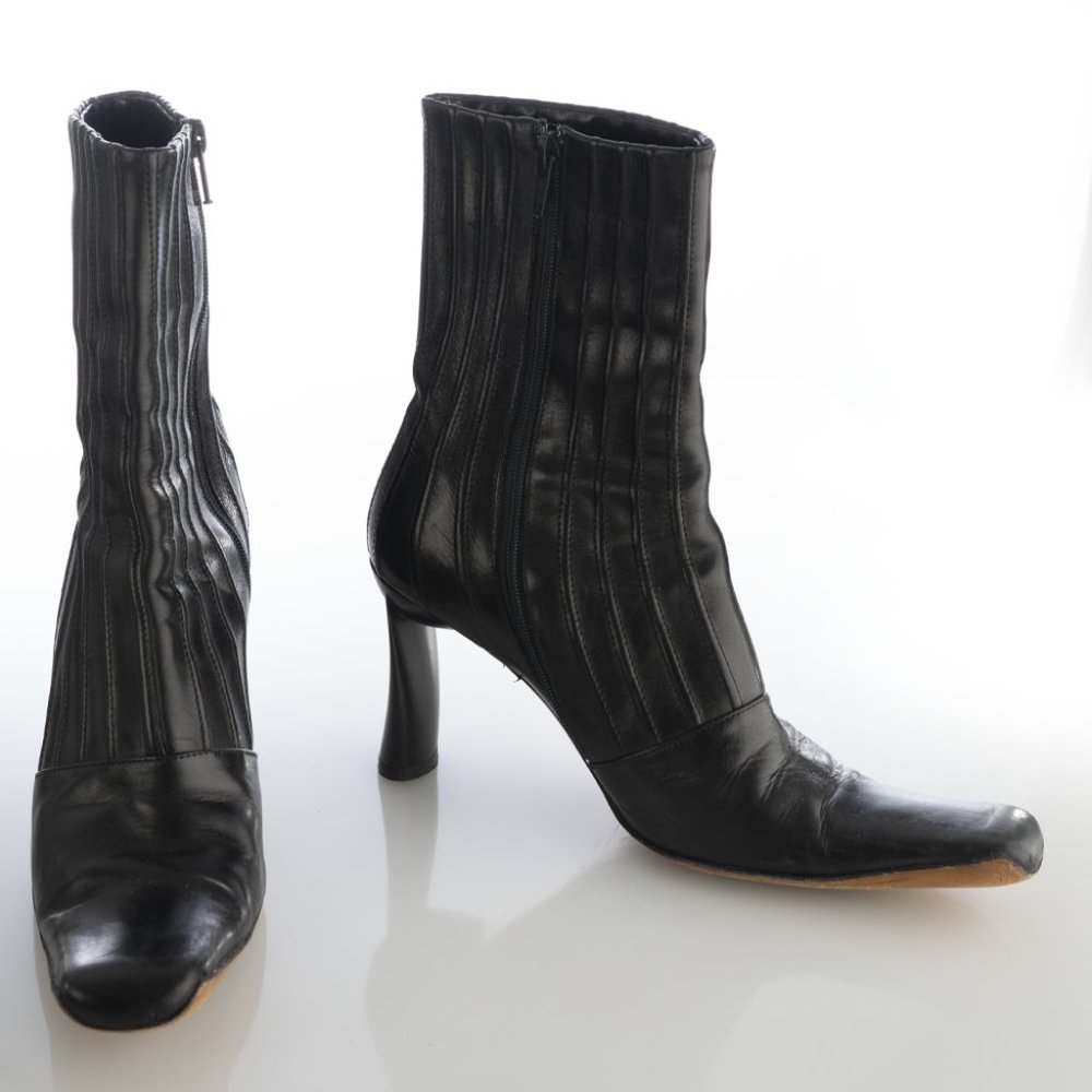 VALENTINE SHORT BOOTS - SIZE 37 MADE IN ITALY